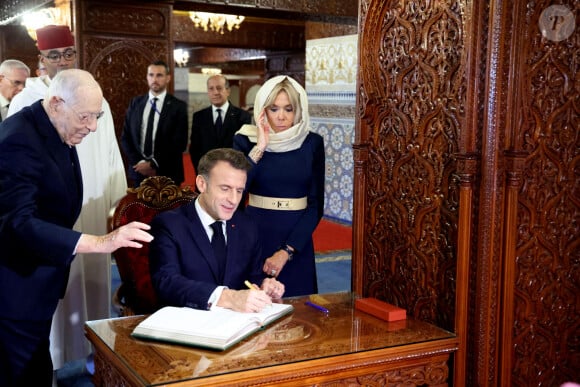 Le Président de la République, Emmanuel Macron et la première dame Brigitte Macron se recueillent au Mausolée de Mohammed V à Rabat au Maroc le 29 Octobre 2024. © Dominique Jacovides/Bestimage