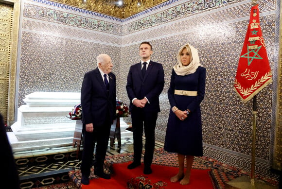 Le Président de la République, Emmanuel Macron et la première dame Brigitte Macron se recueillent au Mausolée de Mohammed V à Rabat au Maroc le 29 Octobre 2024. © Dominique Jacovides/Bestimage