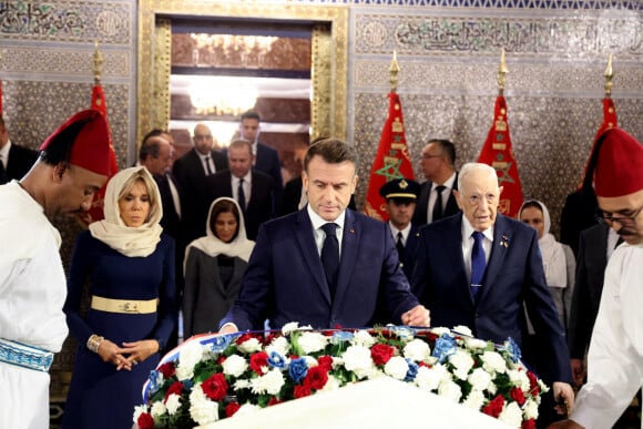 Le Président de la République, Emmanuel Macron et la première dame Brigitte Macron se recueillent au Mausolée de Mohammed V à Rabat au Maroc le 29 Octobre 2024. © Dominique Jacovides/Bestimage