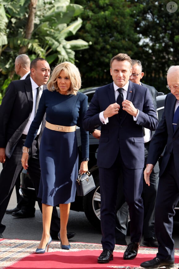 Le Président de la République, Emmanuel Macron et la première dame Brigitte Macron se recueillent au Mausolée de Mohammed V à Rabat au Maroc le 29 Octobre 2024. © Dominique Jacovides/Bestimage