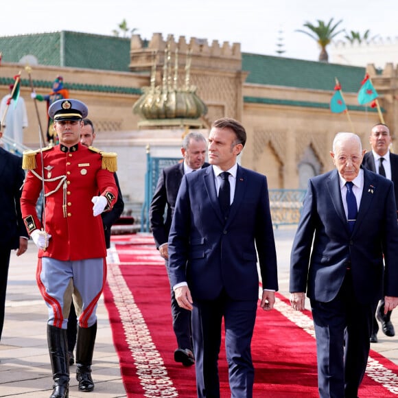 Le Président de la République, Emmanuel Macron et la première dame Brigitte Macron se recueillent au Mausolée de Mohammed V à Rabat au Maroc le 29 Octobre 2024. © Dominique Jacovides/Bestimage