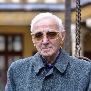 Charles Aznavour durant la 157ème vente aux enchères des vins des Hospices de Beaune à Beaune le 19 novembre 2017. La récolte 2017 permet aux Hospices de proposer à la vente 787 pièces, dont 157 pièces de vin blanc et 630 pièces de vin rouge. Ces 787 pièces sont réparties en 50 Cuvées, 33 de vin rouge et 17 de vin blanc, soigneusement élaborées par les Hospices. Ces Cuvées sont le résultat d’un assemblage harmonieux de différents climats, ce qui contribue à créer l’originalité des vins du domaine viticole des Hospices de Beaune. Chaque Cuvée porte le nom d’un bienfaiteur des Hospices ou du donateur historique de la vigne.. © Giancarlo Gorassini/Bestimage