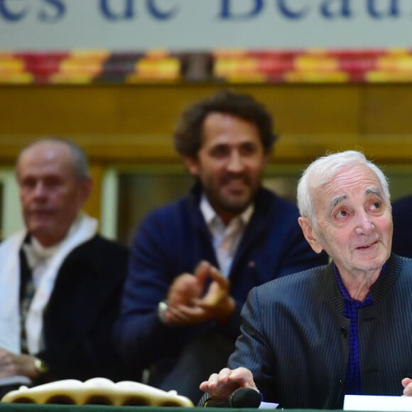 Charles Aznavour durant la 157ème vente aux enchères des vins des Hospices de Beaune à Beaune le 19 novembre 2017. La récolte 2017 permet aux Hospices de proposer à la vente 787 pièces, dont 157 pièces de vin blanc et 630 pièces de vin rouge. Ces 787 pièces sont réparties en 50 Cuvées, 33 de vin rouge et 17 de vin blanc, soigneusement élaborées par les Hospices. Ces Cuvées sont le résultat d’un assemblage harmonieux de différents climats, ce qui contribue à créer l’originalité des vins du domaine viticole des Hospices de Beaune. Chaque Cuvée porte le nom d’un bienfaiteur des Hospices ou du donateur historique de la vigne.. © Giancarlo Gorassini/Bestimage