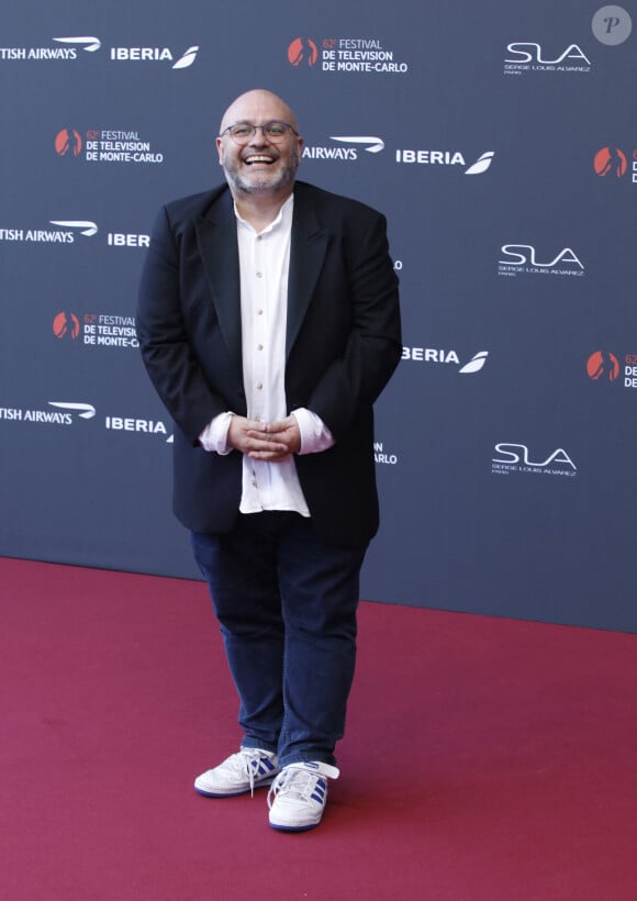 "Je suis tellement fière de moi, c'est un truc de dingue", a-t-il tout d'abord déclaré.
Yoann Riou sur le tapis rouge du photocall de la cérémonie d'ouverture du 62ème Festival de Télévision de Monte-Carlo, à Monaco, le 16 juin 2023. © Denis Guignebourg/BestImage