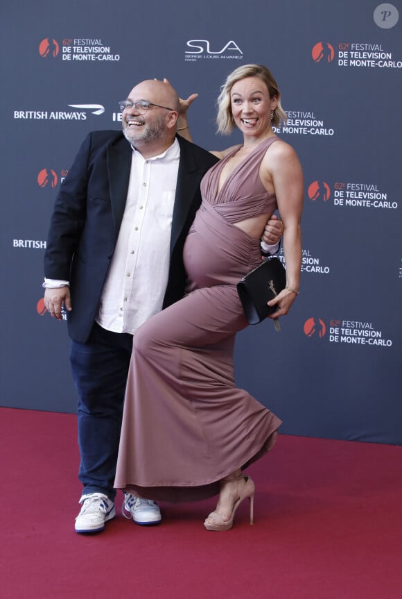 Emmanuelle Berne (enceinte) et Yoann Riou sur le tapis rouge du photocall de la cérémonie d'ouverture du 62ème Festival de Télévision de Monte-Carlo, à Monaco, le 16 juin 2023. © Denis Guignebourg/BestImage