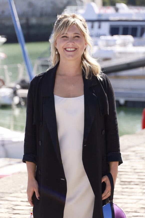 Elle suit alors une thérapie afin de remonter la pente et de ne pas reproduire les mêmes erreurs. 
Bérengère Krief au photocall du film "Les histoires d'Anouk" lors de la 24ème édition du Festival de la Fiction TV de La Rochelle, France, le 17 septembre 2022. © Christophe Aubert/Bestimage