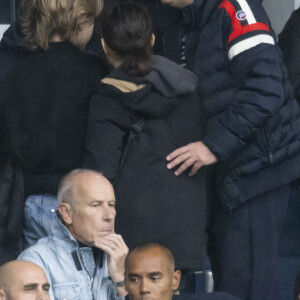 Philippe Katerine et ses deux enfants, Billy et Alfred en tribunes lors du match de football Ligue 1 Uber Eats opposant le Paris Saint-Germain (PSG) au Racing Club de Strasbourg Alsace (RCSA) au Parc des Princes à Paris, France, le 21 octobre 2023. Le PSG a gagné 3-0. © Cyril Moreau/Bestimage