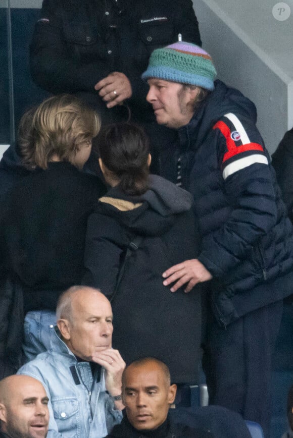 Philippe Katerine et ses deux enfants, Billy et Alfred en tribunes lors du match de football Ligue 1 Uber Eats opposant le Paris Saint-Germain (PSG) au Racing Club de Strasbourg Alsace (RCSA) au Parc des Princes à Paris, France, le 21 octobre 2023. Le PSG a gagné 3-0. © Cyril Moreau/Bestimage