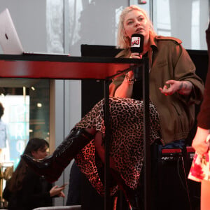 On y voit la chanteuse arborant une magnifique bague et toute souriante aux côtés de son chéri
La chanteuse Louane Emera, invitée de la radio NRJ, au centre commercial Aushopping à Bordeaux-Lac. Le 6 mars 2024 © Jean-Marc Lhomer / Bestimage