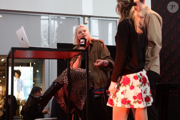 On y voit la chanteuse arborant une magnifique bague et toute souriante aux côtés de son chéri
La chanteuse Louane Emera, invitée de la radio NRJ, au centre commercial Aushopping à Bordeaux-Lac. Le 6 mars 2024 © Jean-Marc Lhomer / Bestimage