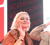 Mais l'information est passée totalement inaperçue, la photo ayant été (volontairement et sûrement d'ailleurs) noyée dans un flux d'autres photos
La chanteuse Louane Emera, invitée de la radio NRJ, au centre commercial Aushopping à Bordeaux-Lac. Le 6 mars 2024 © Jean-Marc Lhomer / Bestimage