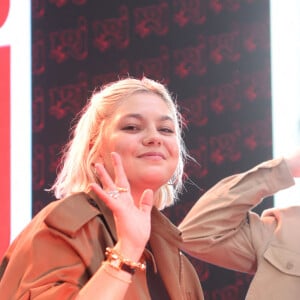 Mais l'information est passée totalement inaperçue, la photo ayant été (volontairement et sûrement d'ailleurs) noyée dans un flux d'autres photos
La chanteuse Louane Emera, invitée de la radio NRJ, au centre commercial Aushopping à Bordeaux-Lac. Le 6 mars 2024 © Jean-Marc Lhomer / Bestimage