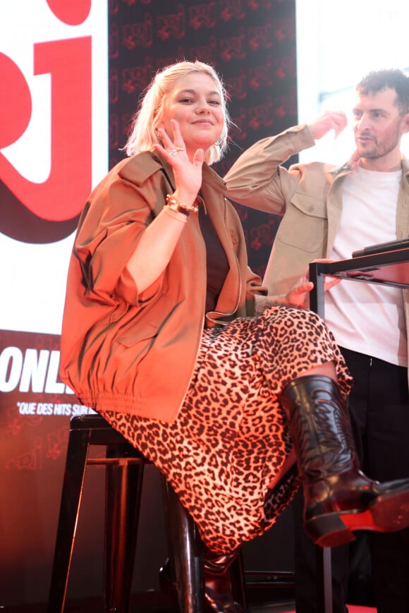 Mais l'information est passée totalement inaperçue, la photo ayant été (volontairement et sûrement d'ailleurs) noyée dans un flux d'autres photos
La chanteuse Louane Emera, invitée de la radio NRJ, au centre commercial Aushopping à Bordeaux-Lac. Le 6 mars 2024 © Jean-Marc Lhomer / Bestimage