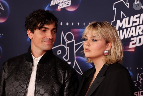 Florian Rossi et sa compagne Louane Emera au photocall de la 25ème cérémonie des "NRJ Music Awards (NMA)" au palais des Festivals et des Congrès de Cannes, France, le 10 novembre 2023. © Dominique Jacovides/Bestimage 