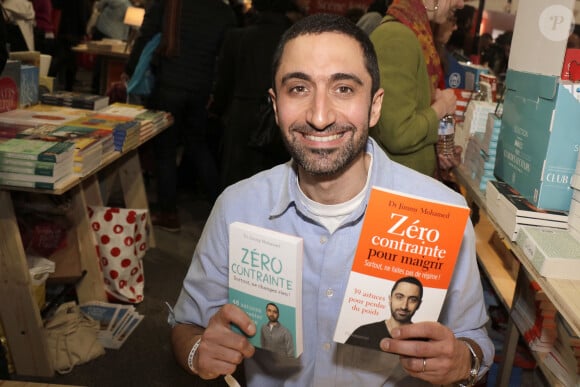 En plus des écrans, Jimmy Mohamed livre également ses astuces et ses précieux conseils dans ses ouvrages, notamment Zéro contrainte pour rester jeune (éd. Flammarion).
Jimmy Mohamed au Festival du Livre de Paris 2023 au Grand Palais Éphémère le 23 avril 2023. © Cédric Perrin / Bestimage