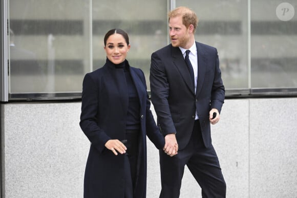 Si pour beaucoup, cet acte alimente encore les rumeurs de divorce, d'autres sont plus positifs comme Grant Harrold, ex-majordome de Charles III au "New York Post"
Le prince Harry, duc de Sussex et Meghan Markle, duchesse de Sussex, en visite à New York, le 23 septembre 2021. © Taidgh Barron/Zuma Press/Bestimage 