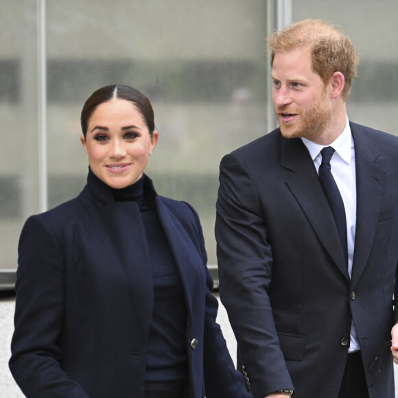 Si pour beaucoup, cet acte alimente encore les rumeurs de divorce, d'autres sont plus positifs comme Grant Harrold, ex-majordome de Charles III au "New York Post"
Le prince Harry, duc de Sussex et Meghan Markle, duchesse de Sussex, en visite à New York, le 23 septembre 2021. © Taidgh Barron/Zuma Press/Bestimage 