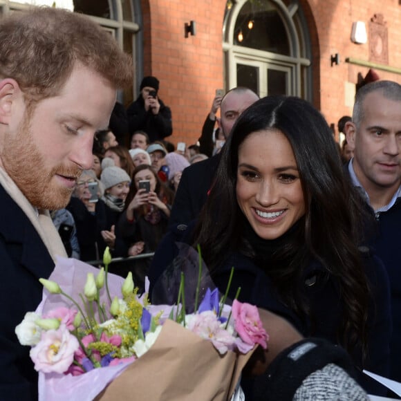 Toujours selon lui, le Portugal serait un choix stratégique par rapport à la famille royale, dont ils ont quitté les rangs il y a 4 ans
Le prince Harry et sa fiancée Meghan Markle arrivent au "Nottingham Contemporary" pour la journée mondiale de la lutte contre le Sida à Nottingham à l'occasion de leur première visite officielle depuis leurs Fiançailles à Nottingham le 1er decembre 2017. 