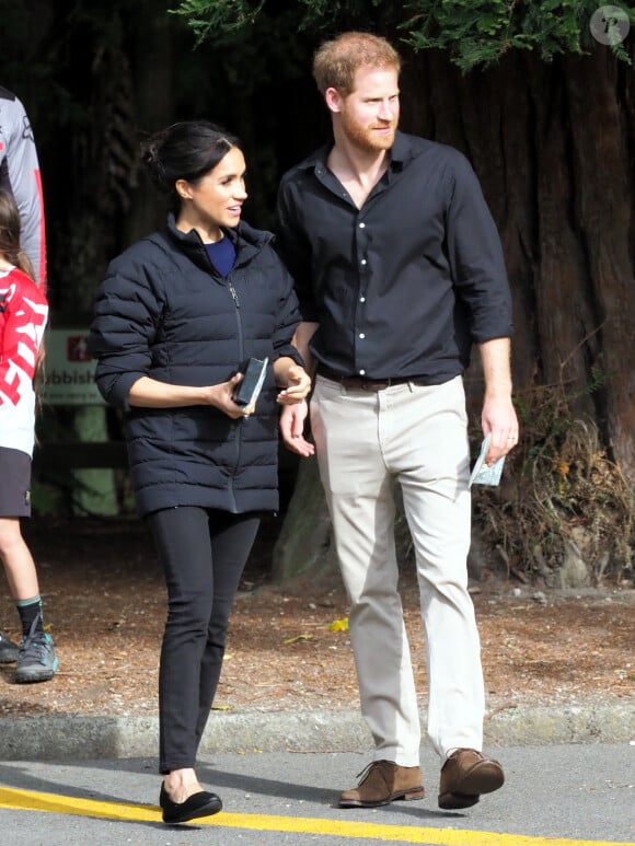 D'après lui, Harry et Meghan Markle ne font qu'assurer leurs arrières après avoir constaté que leur vie aux Etats Unis n'était "pas celle qu'ils pensaient qu'elle serait"
Le prince Harry et Meghan Markle visitent le site Redwoods Treewalk à Rotorua, Nouvelle Zélande le 31 octobre 2018. 