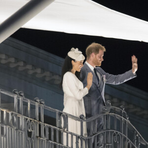 Le prince Harry, duc de Sussex et sa femme Meghan Markle, duchesse de Sussex (enceinte) au balcon du Grand Pacific Hotel à Suva aux îles Fidji dans le cadre de leur voyage officiel, le 22 octobre 2018. 