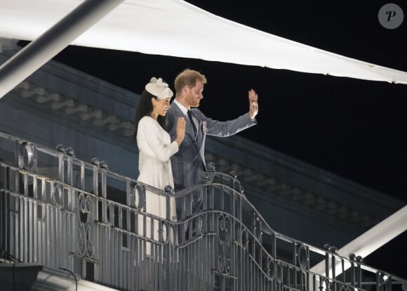 Le prince Harry, duc de Sussex et sa femme Meghan Markle, duchesse de Sussex (enceinte) au balcon du Grand Pacific Hotel à Suva aux îles Fidji dans le cadre de leur voyage officiel, le 22 octobre 2018. 