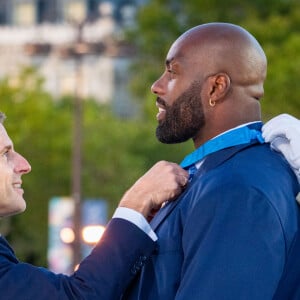 Les internautes critiquent son timing, lui qui a eu récemment l'occasion de voir Emmanuel Macron en personne
 
Emmanuel Macron, président de la République remet a Teddy Riner,le collier de commandeur de l ordre national du mérite , lors de la cérémonie de remise des décorations aux athlètes médailles aux Jeux Olympiques et Paralympiques de Paris2024. © Eric Tschaen/Pool/Bestimage