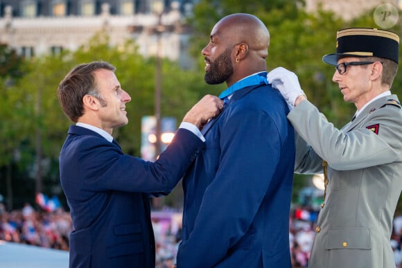 Les internautes critiquent son timing, lui qui a eu récemment l'occasion de voir Emmanuel Macron en personne
 
Emmanuel Macron, président de la République remet a Teddy Riner,le collier de commandeur de l ordre national du mérite , lors de la cérémonie de remise des décorations aux athlètes médailles aux Jeux Olympiques et Paralympiques de Paris2024. © Eric Tschaen/Pool/Bestimage