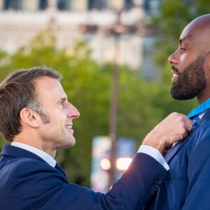 Emmanuel Macron, président de la République remet a Teddy Riner,le collier de commandeur de l ordre national du mérite , lors de la cérémonie de remise des décorations aux athlètes médailles aux Jeux Olympiques et Paralympiques de Paris2024. © Eric Tschaen/Pool/Bestimage