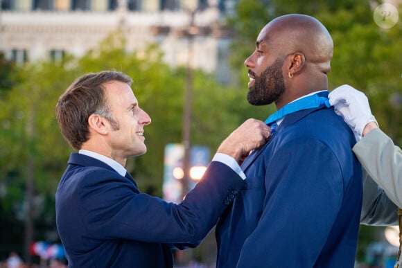 Emmanuel Macron, président de la République remet a Teddy Riner,le collier de commandeur de l ordre national du mérite , lors de la cérémonie de remise des décorations aux athlètes médailles aux Jeux Olympiques et Paralympiques de Paris2024. © Eric Tschaen/Pool/Bestimage