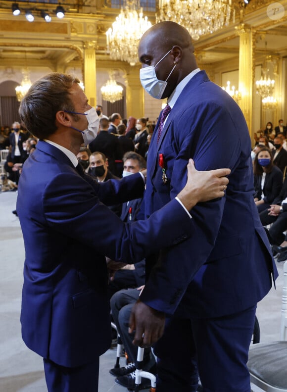 "Il connaît Macron... qu'il aille lui parler directement", insiste un autre internaute
 
Le président de la République française, Emmanuel Macron et Teddy Riner lors d'une cérémonie de remise des prix aux athlètes français qui ont participé aux Jeux olympiques d'été de Tokyo 2020, au Palais de l'Élysée à Paris, France, le 13 septembre 2021. © Ludovic Marin/Pool/Bestimage