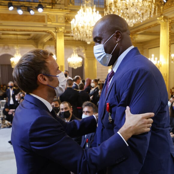 "Il connaît Macron... qu'il aille lui parler directement", insiste un autre internaute
 
Le président de la République française, Emmanuel Macron et Teddy Riner lors d'une cérémonie de remise des prix aux athlètes français qui ont participé aux Jeux olympiques d'été de Tokyo 2020, au Palais de l'Élysée à Paris, France, le 13 septembre 2021. © Ludovic Marin/Pool/Bestimage