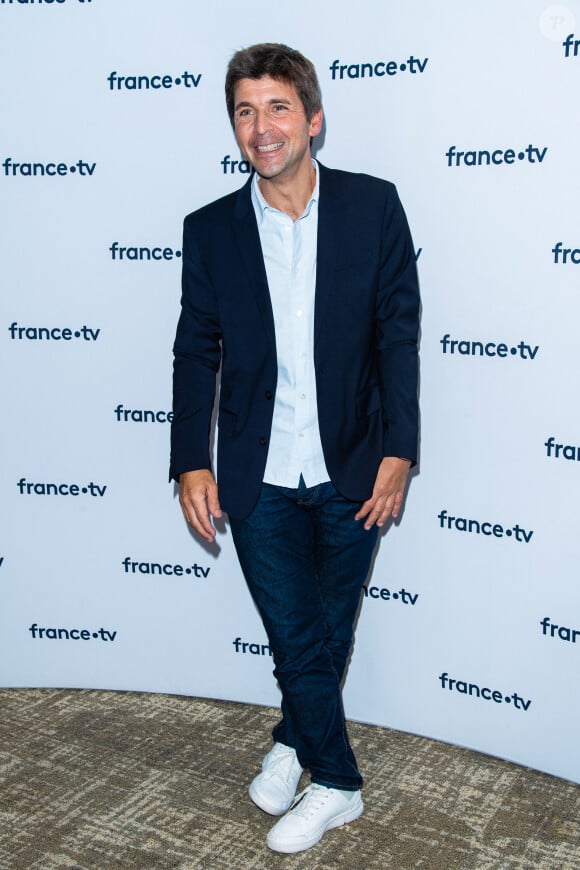 Thomas Sotto lors du photocall dans le cadre de la conférence de presse de France Télévisions au Pavillon Gabriel à Paris, France, le 24 août 2021. © Pierre Perusseau/Bestimage 