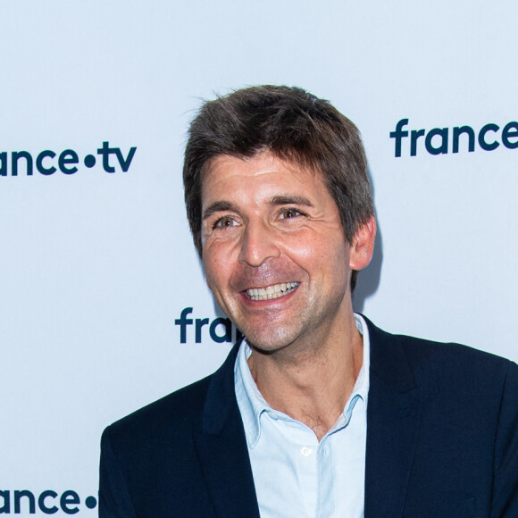 Thomas Sotto lors du photocall dans le cadre de la conférence de presse de France Télévisions au Pavillon Gabriel à Paris, France, le 24 août 2021. © Pierre Perusseau/Bestimage 