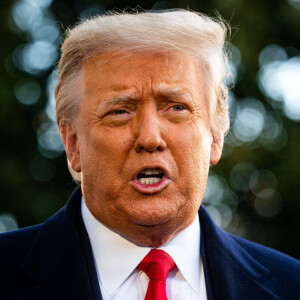 Donald Trump, accompagné de sa femme Melania, quitte la Maison Blanche à l'issue de son mandat de président des Etats-Unis à Washington, le 20 janvier 2021.