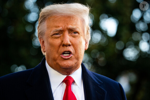 Donald Trump, accompagné de sa femme Melania, quitte la Maison Blanche à l'issue de son mandat de président des Etats-Unis à Washington, le 20 janvier 2021.