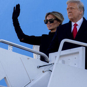 Donald Trump et sa femme Melania montent, pour la dernière fois, à bord de Air Force One sur la base Andrews, pour s'envoler vers la Floride, le jour de l'investiture du nouveau président des Etats-Unis. Le 20 janvier 2021
