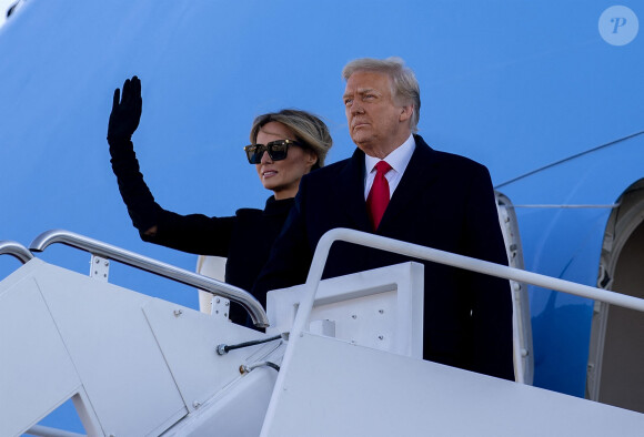 Donald Trump et sa femme Melania montent, pour la dernière fois, à bord de Air Force One sur la base Andrews, pour s'envoler vers la Floride, le jour de l'investiture du nouveau président des Etats-Unis. Le 20 janvier 2021