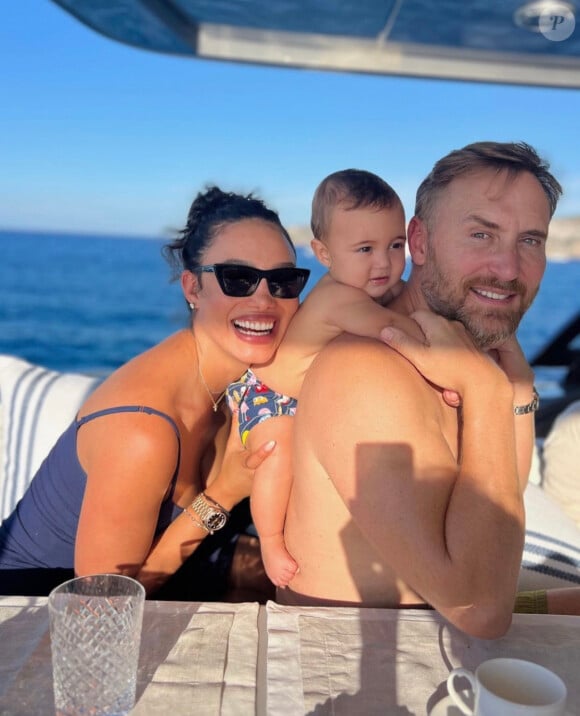 David Guetta, sa compagne Jessica Ledon et leur petit garçon, Cyan. Crédit : Instagram