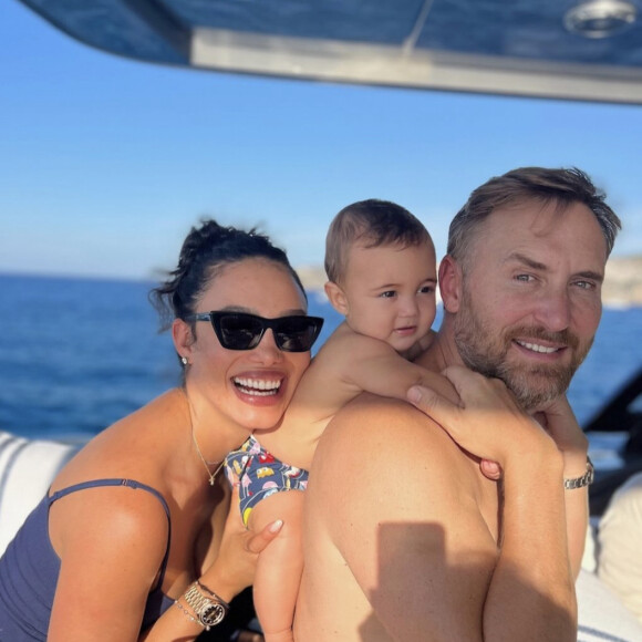 David Guetta, sa compagne Jessica Ledon et leur petit garçon, Cyan. Crédit : Instagram