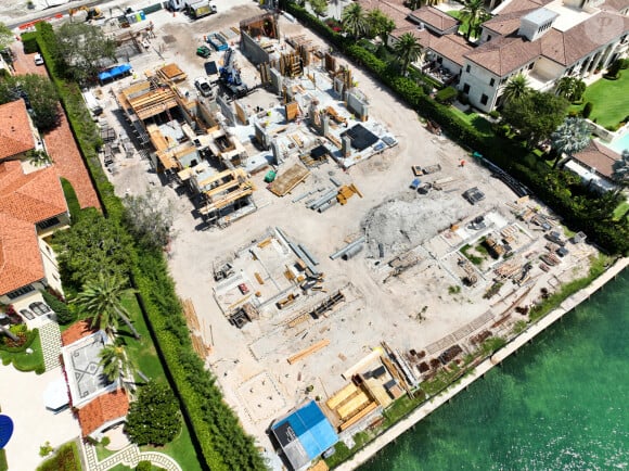 La parcelle de terrain de Tom Brady et Gisele Bundchen sur l'île exclusive d'Indian Creek à Miami continue de prendre forme.  Photo de Splash News/ABACAPRESS.COM