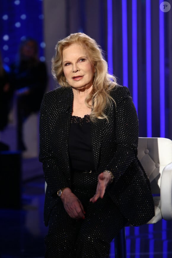 Sylvie Vartan admet que cette dernière tournée l'angoisse, mais elle est aussi pleine d'émotion à l'idée de revivre les moments marquants de sa vie
Exclusif - Sylvie Vartan est l'invitée de l'émission Domenica In à Milan le 25 février 2024. 