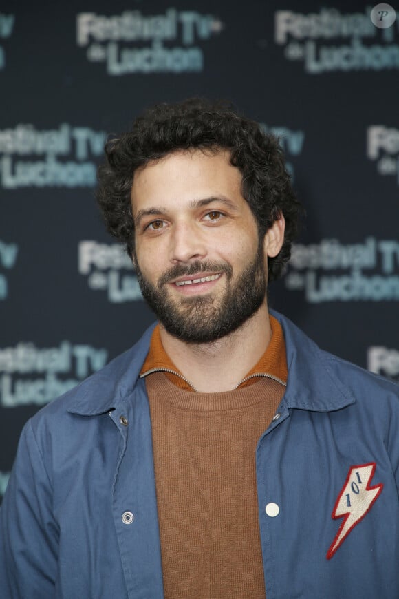 Benoît Michel pour Astrid et Raphaëlle. - Photocall lors de la 24ème édition du festival Tv de Luchon le 11 février 2022. © Christophe Aubert via Bestimage  Photocall during Luchon festival on february 11th 2022 