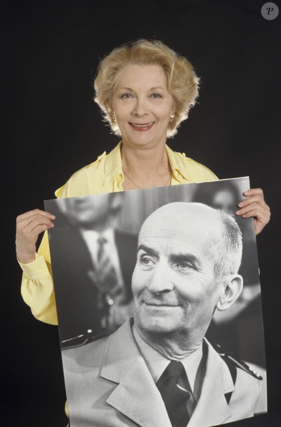 No Web No Chaînes TV - Archives - Claude Gensac posa une photo de Louis Funès à Paris en 1988 