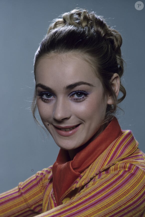 Décès - Geneviève Grad ("Le gendarme de Saint-Tropez") est décédée à l'âge de 80 ans - Archive - En France, à Paris, portrait studio de Geneviève GRAD, actrice, cheveux attachés. © Michel Ristroph via Bestimage 