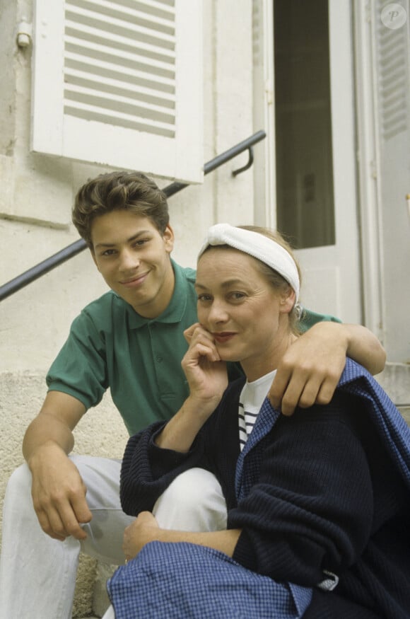 Décès - Geneviève Grad ("Le gendarme de Saint-Tropez") est décédée à l'âge de 80 ans - En France, dans sa maison de Vendôme, Geneviève Grad, en extérieur avec son fils Dimitri BOGDANOFF agé de 17 ans, assis côte à côte dans un escalier, Dimitri enlaçant tendrement sa mère. © Michel Croizard via Bestimage 