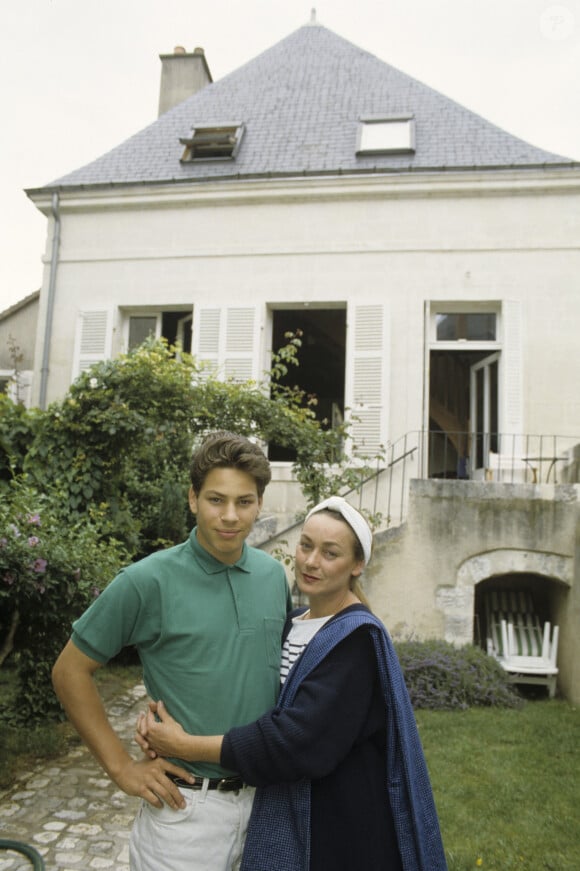 Décès - Geneviève Grad ("Le gendarme de Saint-Tropez") est décédée à l'âge de 80 ans - En France, dans sa maison de Vendôme, Geneviève Grad, en extérieur avec son fils Dimitri BOGDANOFF agé de 17 ans, l'enlaçant tendrement. © Michel Croizard via Bestimage 