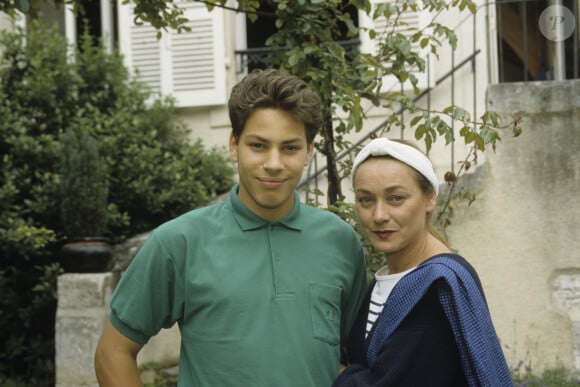 Décès - Geneviève Grad ("Le gendarme de Saint-Tropez") est décédée à l'âge de 80 ans - En France, dans sa maison de Vendôme, Geneviève Grad, en extérieur avec son fils Dimitri BOGDANOFF agé de 17 ans, se tenant par la taille. © Michel Croizard via Bestimage 