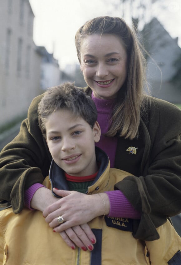 Décès - Geneviève Grad ("Le gendarme de Saint-Tropez") est décédée à l'âge de 80 ans - En France, dans sa maison de Vendôme, Geneviève Grad avec son fils Dimitri Bogdanoff en février 1990. © Michel Croizard via Bestimage 