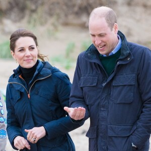 Londres, ROYAUME-UNI - La duchesse de Cambridge, Kate Middleton, a fait le point sur son traitement et son rétablissement. Elle a terminé sa chimiothérapie et se concentre désormais sur le maintien d'un mode de vie sans cancer. Elle a partagé une vidéo dans laquelle on la voit, ainsi que le prince William et ses enfants, le prince George, la princesse Charlotte et le prince Louis. Sur la photo : Kate Middleton, princesse de Galles
Traduit avec DeepL.com (version gratuite)