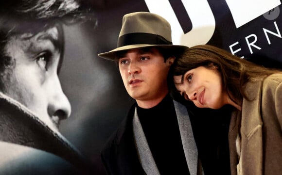 Exclusif - Alain-Fabien Delon et sa compagne Laura Bensadoun au photocall de la soirée Ciné-concert symphonique "Alain Delon, le dernier Samouraï" au Palais des congrès à Paris le 8 novembre 2024 le jour de son anniversaire. © Jacovides / Moreau / Bestimage 